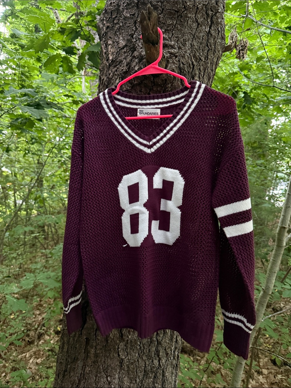 No Boundaries Women's V-Neck Sweater - Burgundy with White